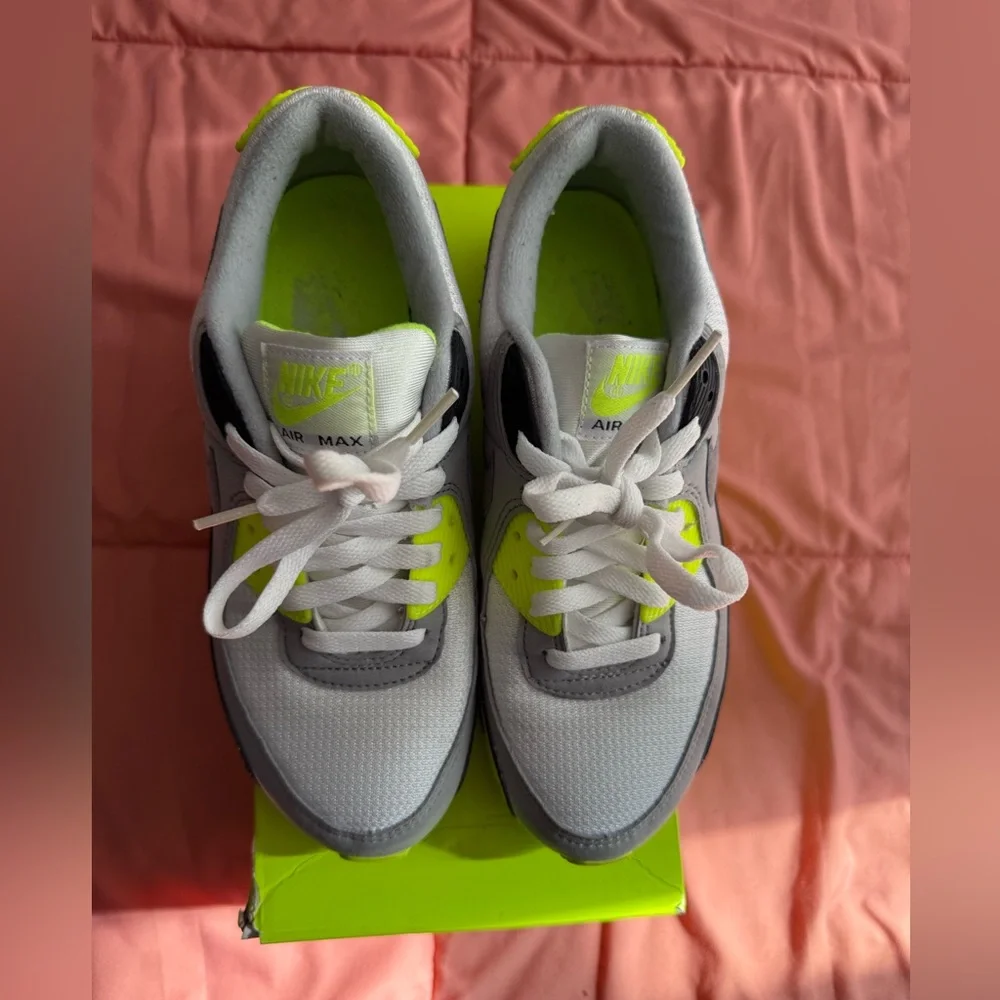 Woman’s Air Max 90 *Neon Green* - Picture 2 of 8